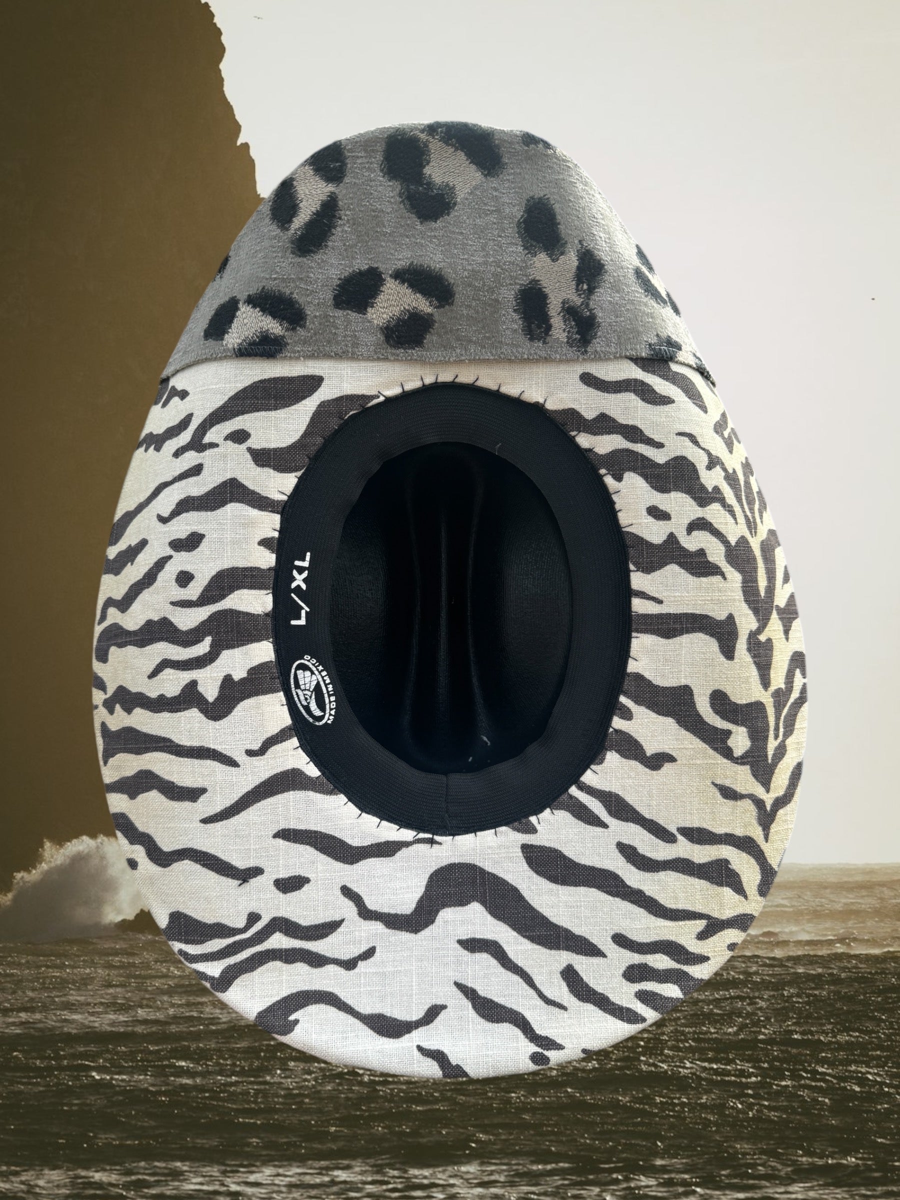 Monochrome Mirage - Zandria